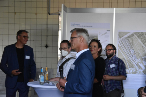 Gäste der Ausstellungseröffnung